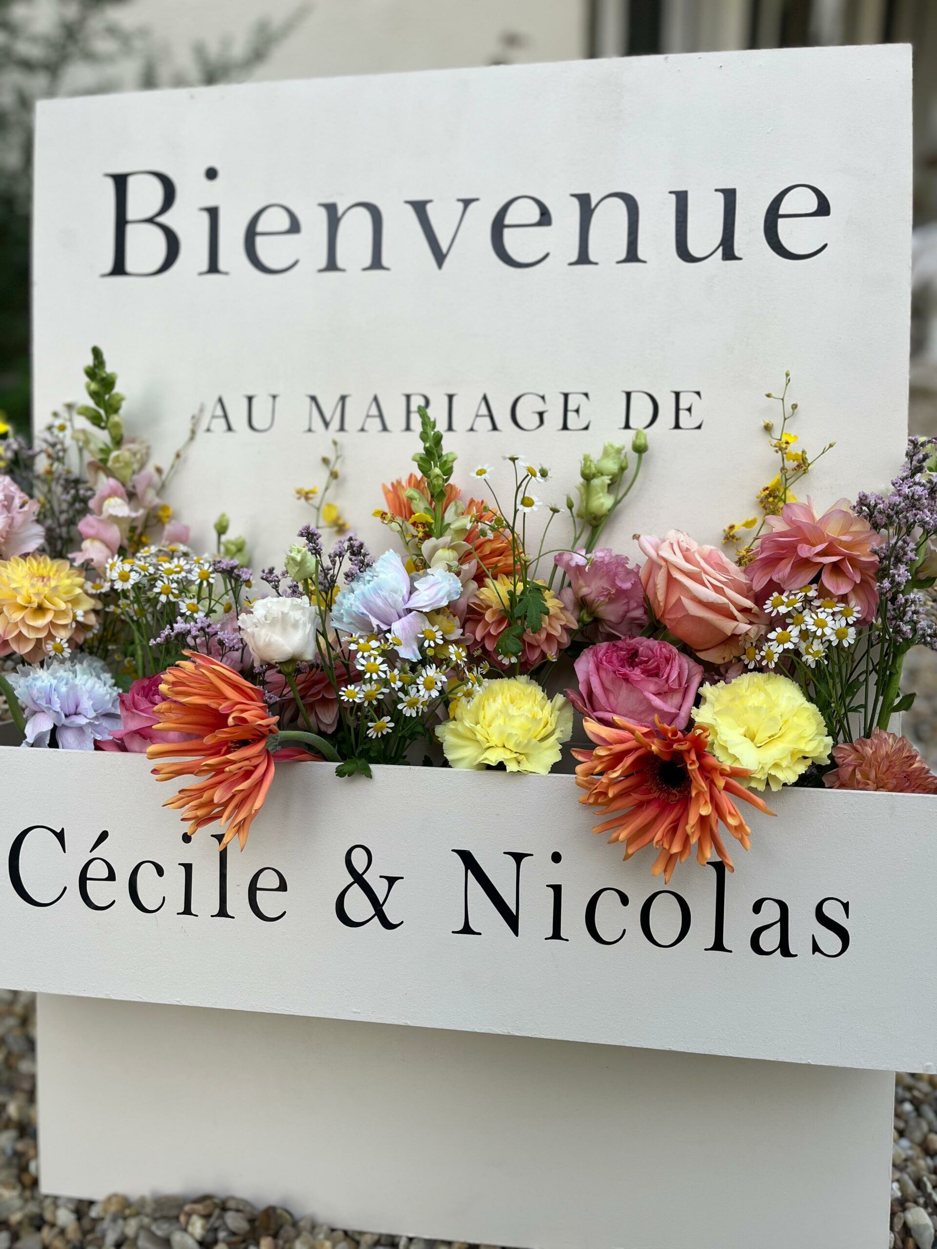 bac à fleur sur panneau de bienvenue autoportant