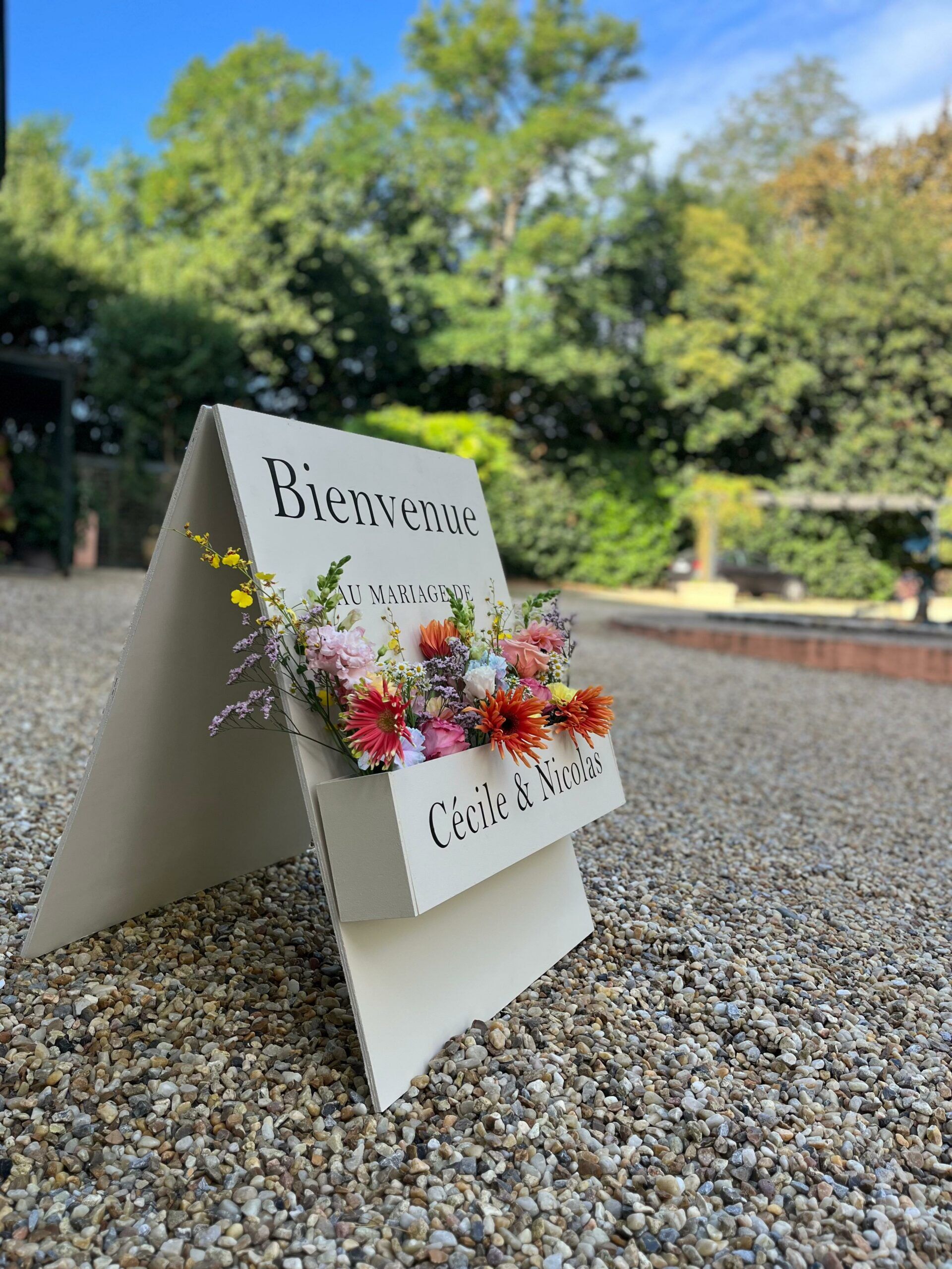 fleur dans bac pour panneau de bienvenue autoportant les perles de charlotte